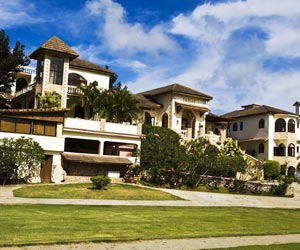 &nbsp; &nbsp; &nbsp; &nbsp; 住宅，人居住的空間，家的載體，容納了一個(gè)家庭的生活與休憩。現(xiàn)代住宅多追求精裝華麗，而住宅的最本質(zhì)的功能往往被忽略。因此，有必要追溯住宅的進(jìn)化史，解析住宅最根本的意義，創(chuàng)造更舒適的住宅。&nbsp; &nbsp; &nbsp; &nbsp; 第壹代：&nbsp; &nbsp; &nbsp; &nbsp; 舊石器時(shí)代，利用天然山洞作為棲身之所，僅能起到遮風(fēng)避雨的作用。&nbsp; &nbsp; &nbsp; 第貳代：新石器時(shí)代，利用黃土層為墻壁，用木構(gòu)架、草泥建造半穴居住所，進(jìn)而發(fā)展為地面上的建筑，并形成聚落。&nbsp; &nbsp; &nbsp; &nbsp;第叁代：西…